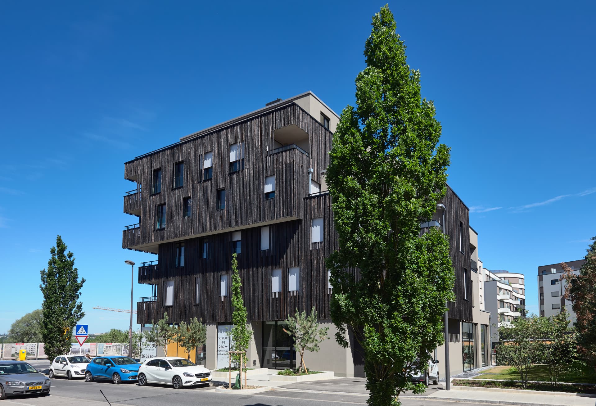 EAN — façade en bois vue depuis la rue