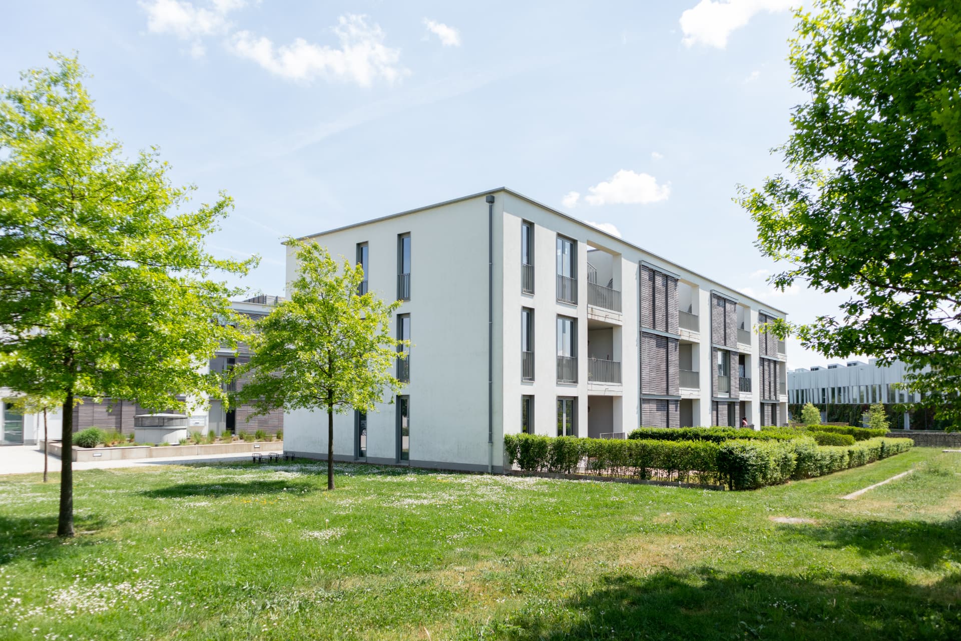 Belacia · Kupari · Ixia — façade et espaces verts