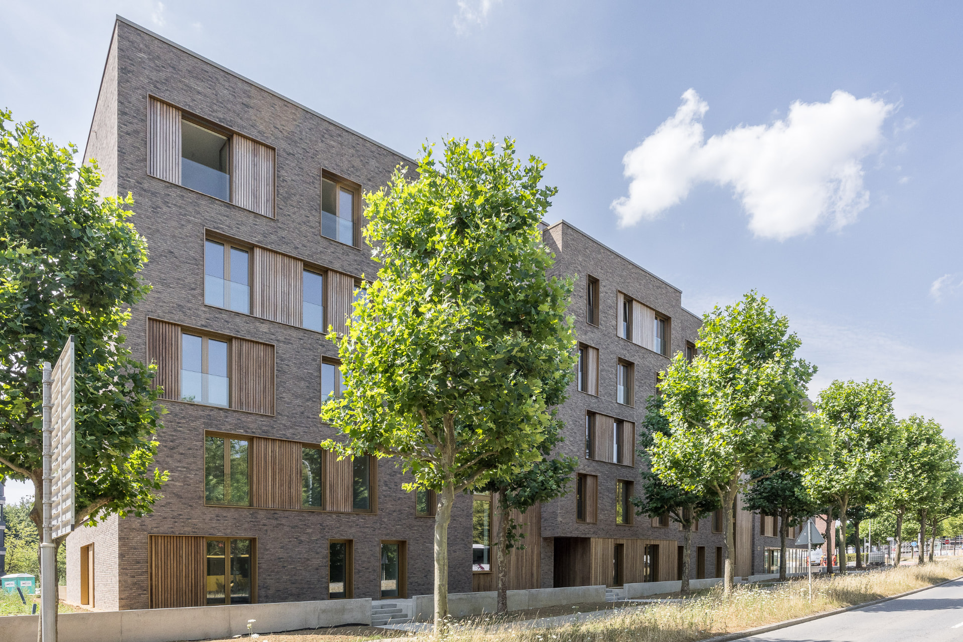 Résidence Réimerwee — façade en brique depuis le boulevard