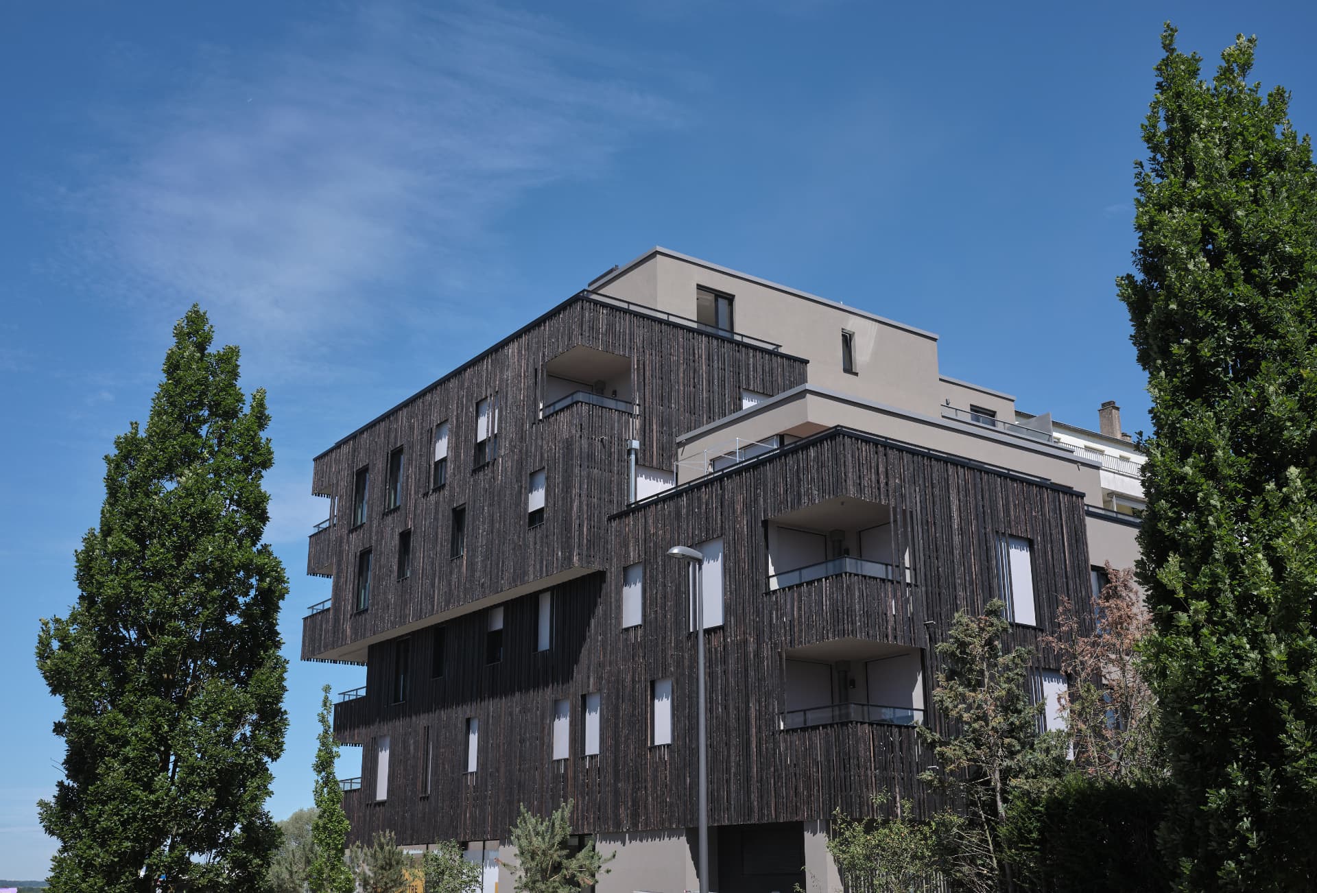 EAN — volumes et balcons en contre-plongée