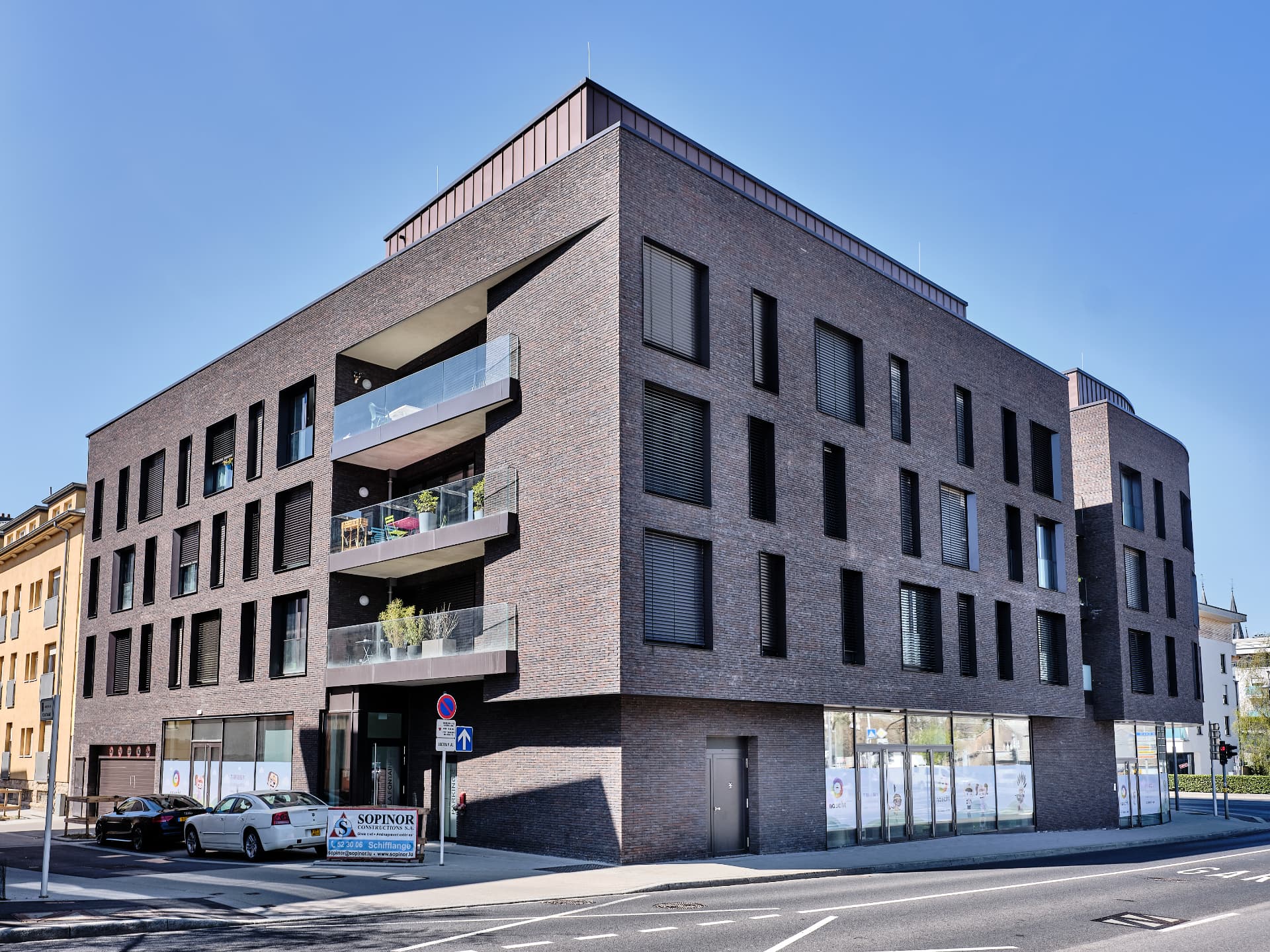 Themis — façade en briques et balcons